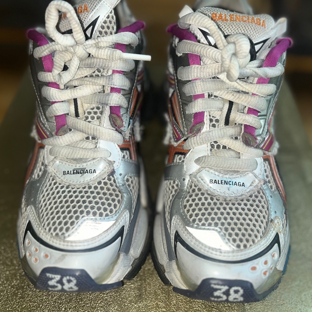 WOMEN'S RUNNER SNEAKER IN GREY 38